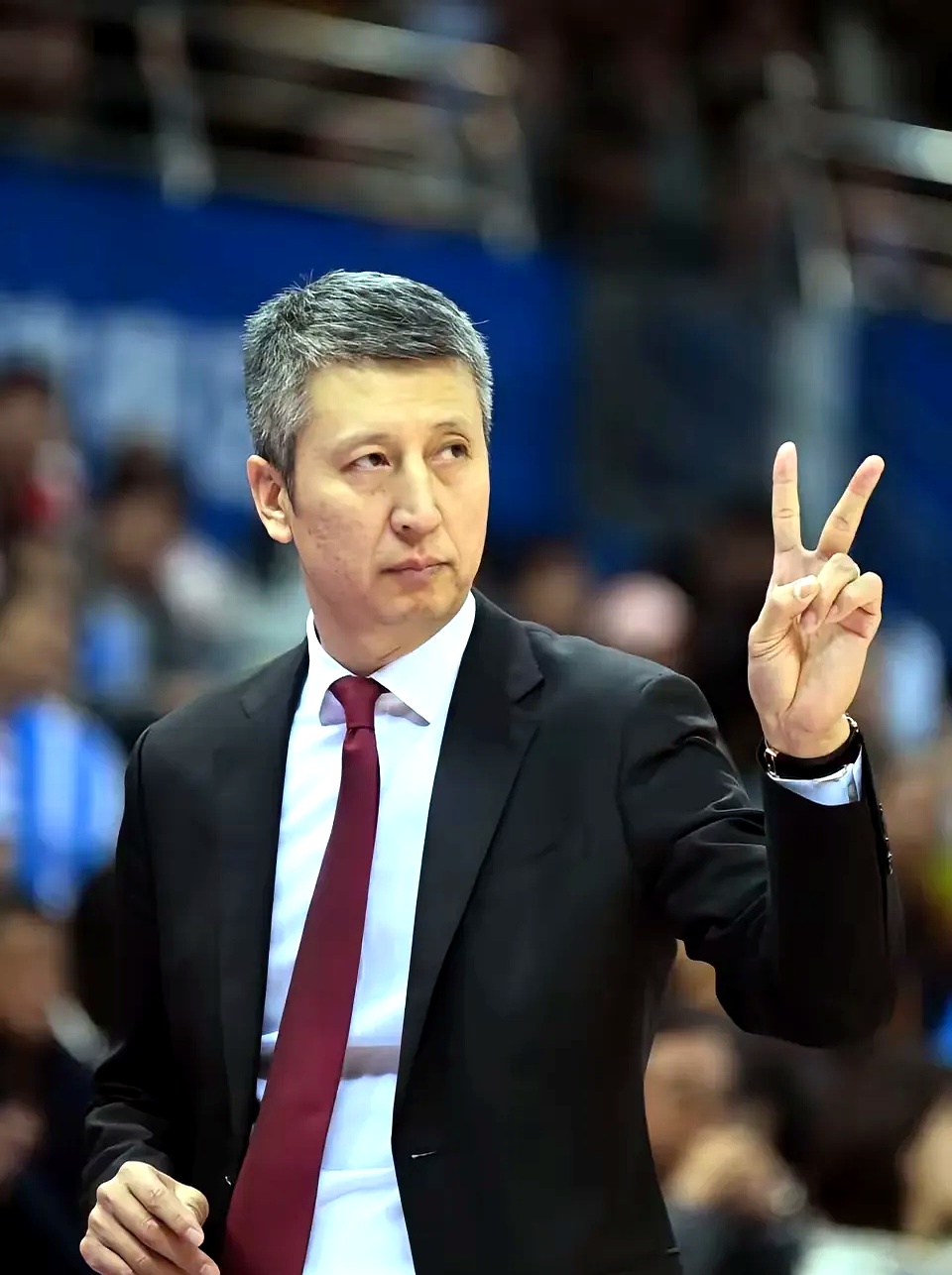 山东男篮迎欧超杯关键赛；加时末段远射贴柱；更衣室稳定；临场指挥获称赞