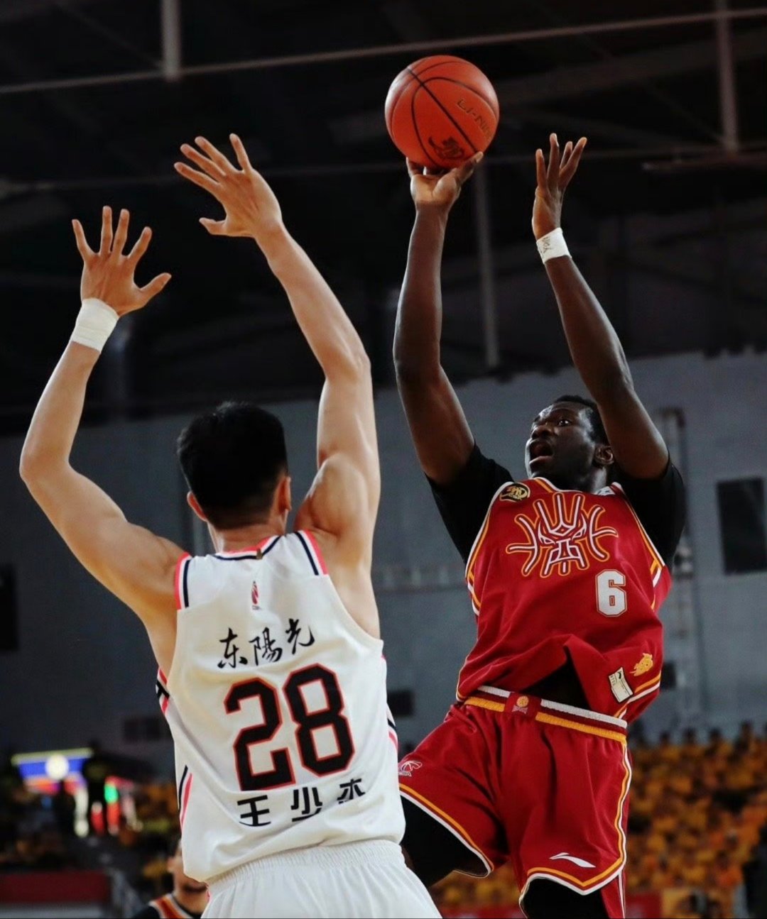 夏洛特黄蜂发布备战花絮，今晨绝杀压哨，CBA季后赛任务艰巨，团队化学反应显著