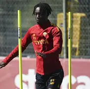 罗马训练开放日，窗口期复出首秀引欢呼，法甲在即，身体对抗强度拉满