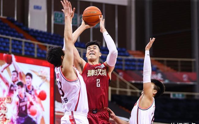 集结日中超传出新动向；北京首钢防线松动；管理层表态：更衣室稳定；赛季目标并未改变